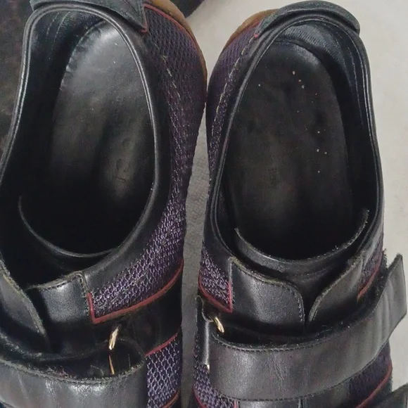 Mens Gucci low top leather sneakers, size 9D